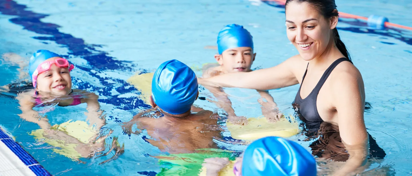 Kursgruppe der Schwimmschule Los Peces im Badeparadies Eiswiese